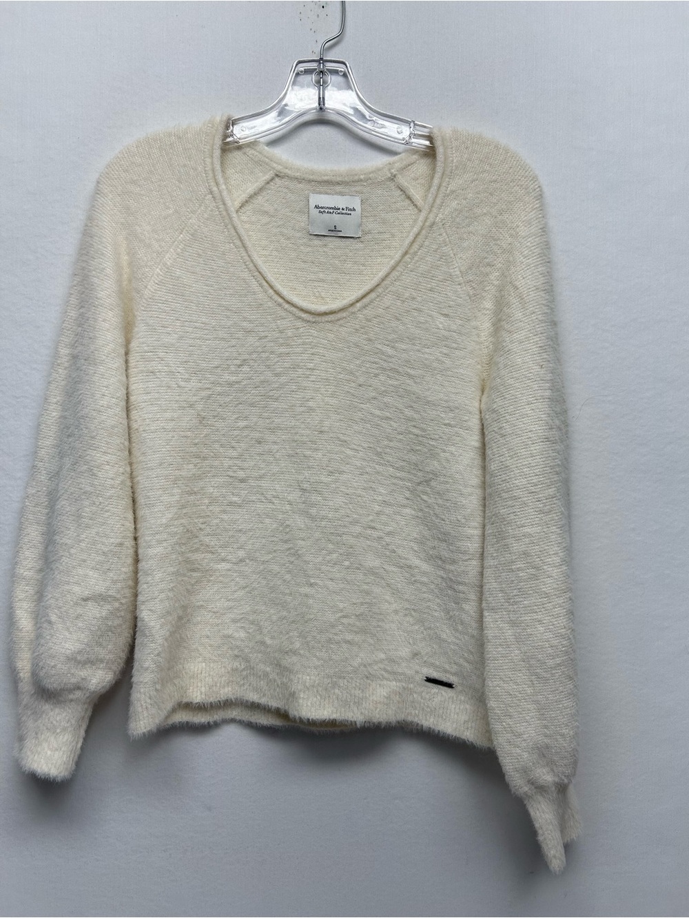 Abercrombie & Fitch Cream Soft V-Neck Women's Sweater small